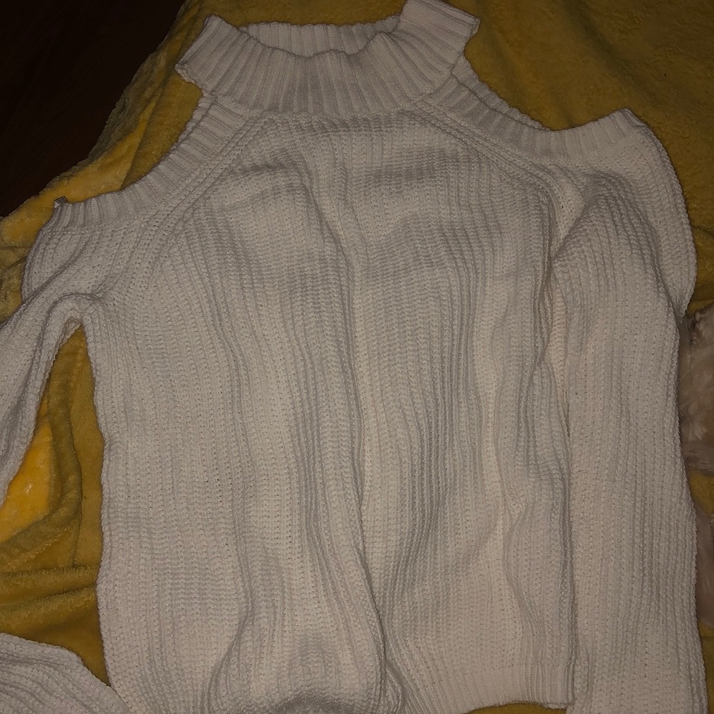 WHITE CUTOUT SHOULDER SWEATER